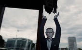 Трехметровая фигура Владимира Путина стала опорой "Сломанному стулу" в Женеве