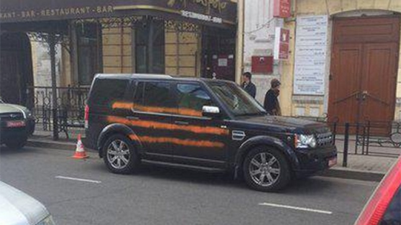 В Иркутске машину генконсульства Польши дворник разрисовал в цвета "Георгиевской ленты"