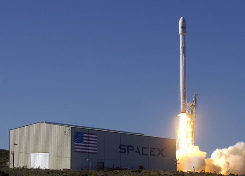 Американская ракета Falcon 9 взорвалась на третьей минуте после запуска к МКС